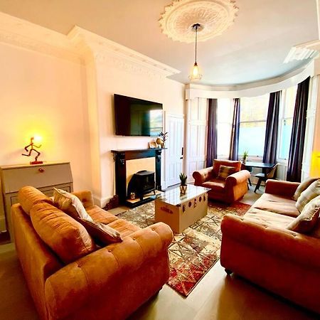 Anchored Homely Apartment In Historic Centre Paisley Kültér fotó