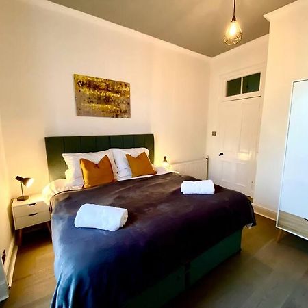 Anchored Homely Apartment In Historic Centre Paisley Kültér fotó