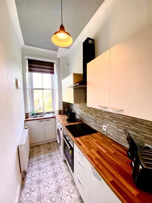 Anchored Homely Apartment In Historic Centre Paisley Kültér fotó