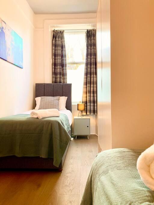 Anchored Homely Apartment In Historic Centre Paisley Kültér fotó