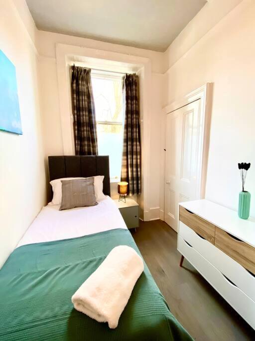 Anchored Homely Apartment In Historic Centre Paisley Kültér fotó