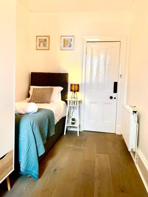 Anchored Homely Apartment In Historic Centre Paisley Kültér fotó