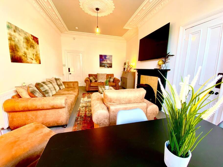 Anchored Homely Apartment In Historic Centre Paisley Kültér fotó