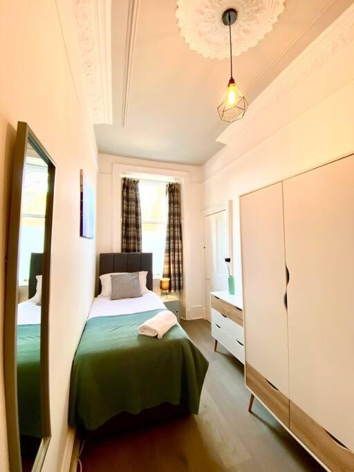 Anchored Homely Apartment In Historic Centre Paisley Kültér fotó