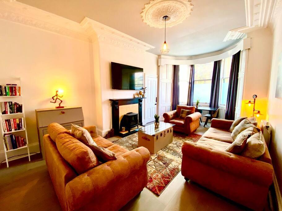 Anchored Homely Apartment In Historic Centre Paisley Kültér fotó