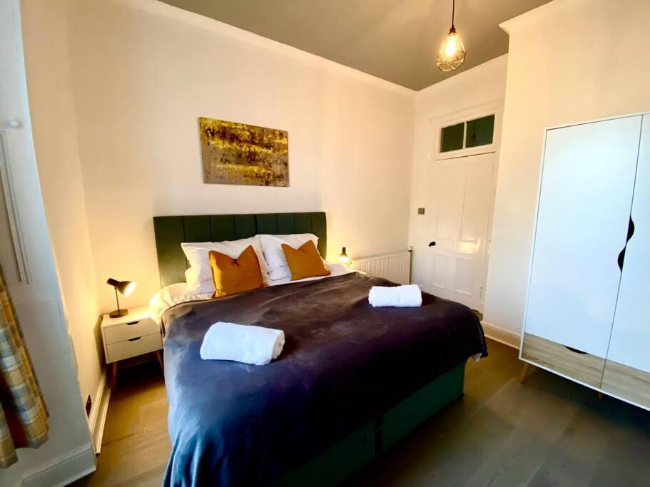 Anchored Homely Apartment In Historic Centre Paisley Kültér fotó