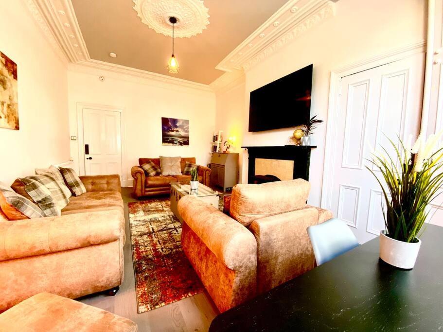 Anchored Homely Apartment In Historic Centre Paisley Kültér fotó