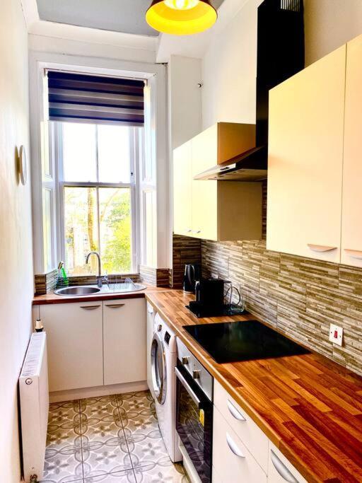 Anchored Homely Apartment In Historic Centre Paisley Kültér fotó