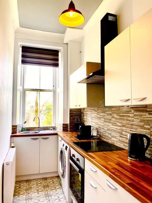 Anchored Homely Apartment In Historic Centre Paisley Kültér fotó