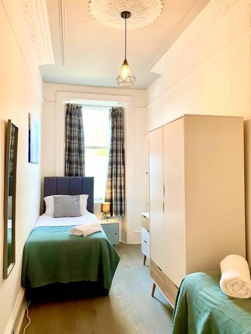 Anchored Homely Apartment In Historic Centre Paisley Kültér fotó