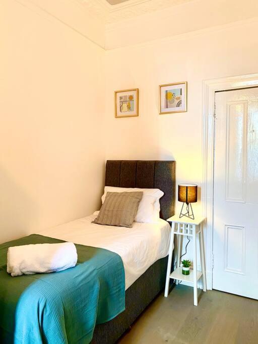 Anchored Homely Apartment In Historic Centre Paisley Kültér fotó